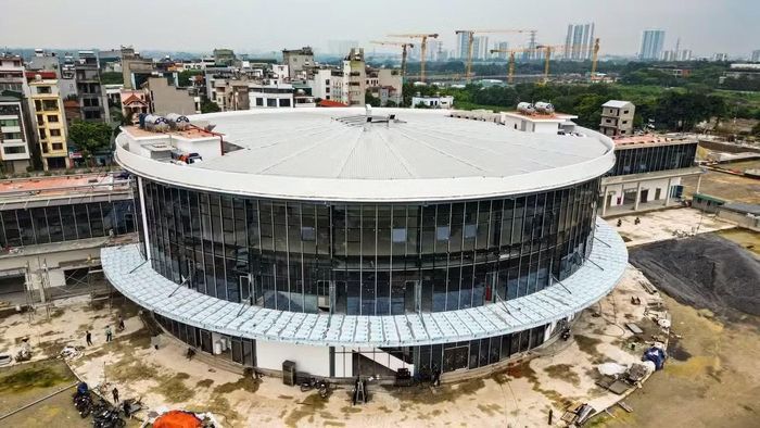 Phần mái của tòa nhà trung tâm đã hoàn tất lắp đặt. Bên trong công trình, các công nhân đang tập trung hoàn thiện các hạng mục kỹ thuật và nội thất trước khi đưa vào vận hành.