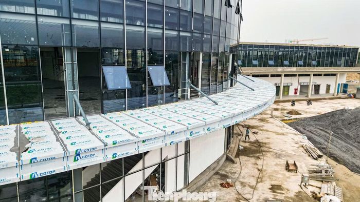 Một số khu chức năng được thiết kế với hệ mái và mặt dựng kính, giúp tận dụng ánh sáng tự nhiên, đồng thời tạo không gian thông thoáng, hiện đại cho bến xe.
