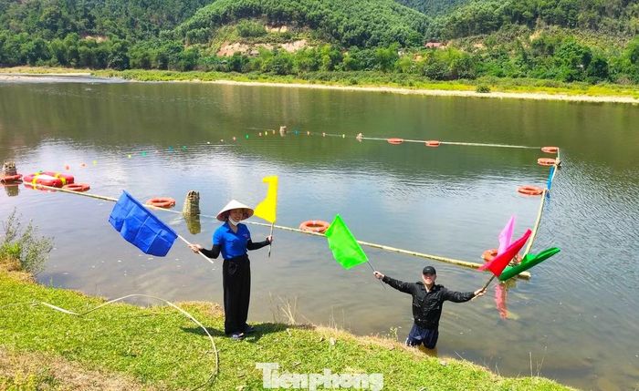  Không có bể bơi hiện đại, đoàn viên thanh niên xã đã phối hợp các chiến sĩ công an dùng tre quây một khúc sông Giăng thành khuôn viên rộng, an toàn làm bể bơi dạy cho trẻ. 