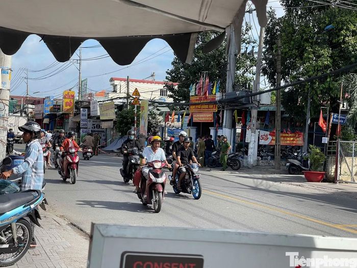  Sau khi gây án, nghi phạm bỏ trốn nhưng đã bị lực lượng công an truy bắt, khống chế. Ảnh: Nguyễn Tiến 