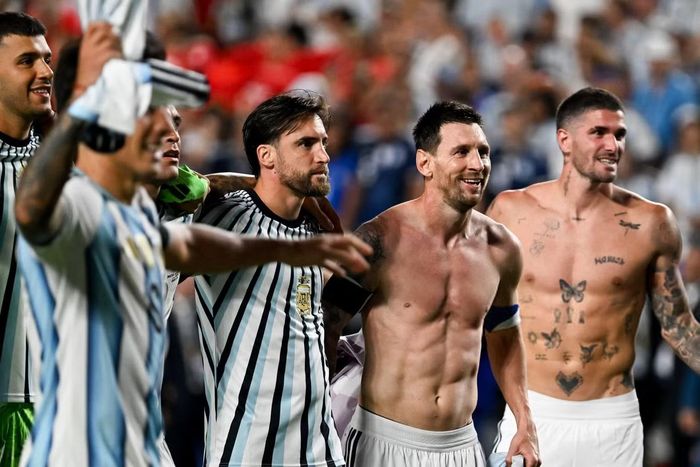 Nicolás Tagliafico, Lionel Messi và Rodrigo De Paul sát cánh trong màn ăn mừng sau chiến thắng trước Thụy Sĩ. Các cầu thủ Argentina vừa khoác vai nhau vừa hát vang những ca khúc quen thuộc của Albiceleste, hướng về trận bán kết gặp tuyển Anh với tinh thần đầy hưng phấn.