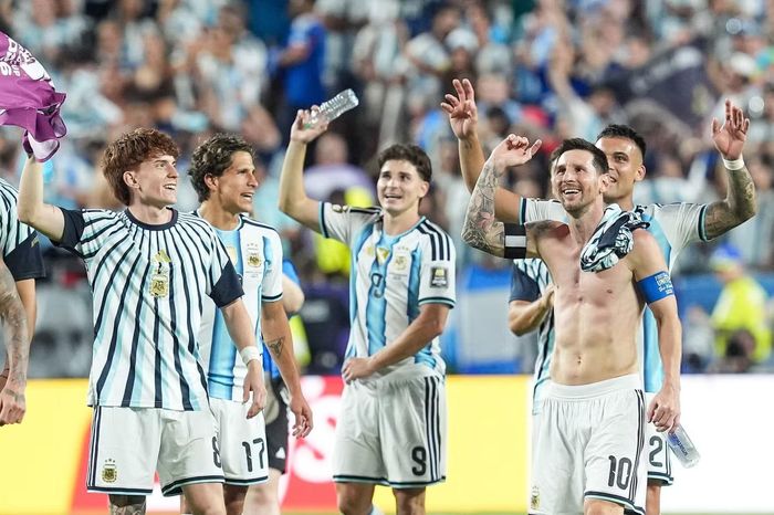 Lionel Messi cùng Alejandro Garnacho, Lautaro Martinez, Rodrigo De Paul và các đồng đội vẫy tay cười với người hâm mộ. Các cầu thủ nhiều lần hướng về khán đài để hát, nhảy và chia sẻ niềm vui trong bầu không khí lễ hội phủ kín sân Kansas City.