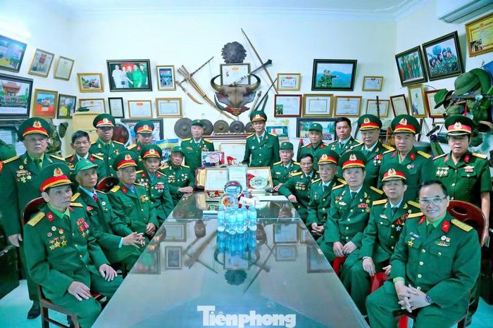 Không chỉ là nơi lưu giữ ký ức, căn phòng nhỏ ấy còn là nơi sinh hoạt của Ban liên lạc truyền thống Đại đoàn Đồng bằng Sư đoàn 320 khu vực Nghệ An - Hà Tĩnh. Hơn 30 năm qua, cựu chiến binh Lê Mạnh Hải cùng đồng đội còn bền bỉ thực hiện nhiều hoạt động tri ân như tìm kiếm, quy tập hài cốt liệt sĩ, xây dựng nhà bia tưởng niệm và tổ chức dâng hương tại các chiến trường xưa. Ông là một trong những người góp sức xây dựng các nhà bia tưởng niệm tại điểm cao 1015 và 1049 - nơi nhiều chiến sĩ Sư đoàn 320 đã ngã xuống.