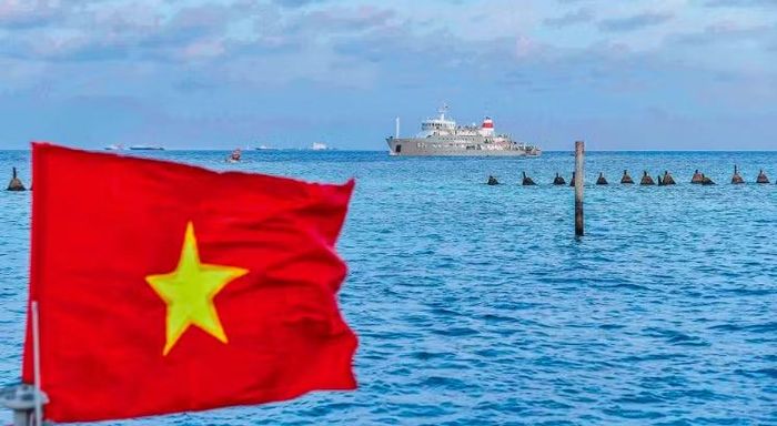 Quốc kỳ Việt Nam tung bay tại khu vực đảo Sinh Tồn Đông, quần đảo Trường Sa. (Ảnh: Nguyễn Hồng)