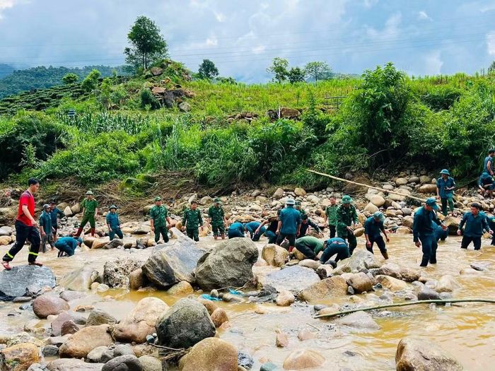 Theo lời kể của chị Vàng Thị Chang, sau khi rơi xuống nước, chị đã cố nắm áo anh Vàng A Lừ để kéo lại nhưng bất thành do dòng nước quá mạnh. Chỉ trong tích tắc, anh Lừ cùng xe máy bị cuốn trôi theo dòng suối về hướng xã Sin Suối Hồ. Bản thân chị Chang may mắn bám được vào bờ rồi chạy về bản Pho Xin Chải để cầu cứu người dân và chính quyền. Ngay khi tiếp nhận trình báo của người dân, Ban Chỉ huy Phòng thủ dân sự phường Tân Phong đã huy động các lực lượng tại chỗ, đồng thời phối hợp với Công an xã Sin Suối Hồ, Ban Chỉ huy Bộ đội Biên phòng tỉnh Lai Châu và các đơn vị liên quan khẩn trương triển khai tìm kiếm dọc tuyến suối. Trong ảnh, các lực lượng chức năng lật đá, lái dòng nước suối để tìm kiếm nạn nhân.