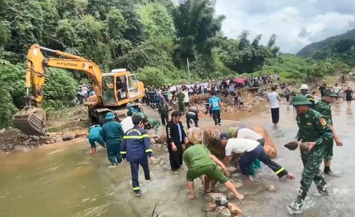 Ngay trong sáng 12/7, lực lượng chức năng đã tìm thấy và trục vớt được xe mô tô mắc dưới chân đập tràn. Tuy nhiên, nạn nhân vẫn mất tích do dòng nước chảy xiết, địa hình nhiều ghềnh đá và lượng nước từ thượng nguồn tiếp tục đổ về. Hàng trăm người dân cùng máy xúc ngăn dòng, chỉnh dòng chảy của suối tìm kiếm nạn nhân. Thượng tá Phạm Thanh Tùng - Chính trị viên Đồn Biên phòng Sin Suối Hồ cho biết: "Ngay sau khi nhận được thông tin, đơn vị đã cử cán bộ, chiến sĩ cơ động đến hiện trường, phối hợp với chính quyền và các lực lượng tổ chức tìm kiếm xuyên đêm. Dù thời tiết bất lợi, nước chảy rất mạnh, địa hình hiểm trở nhưng chúng tôi quyết tâm nỗ lực cao nhất để sớm tìm thấy nạn nhân, đồng thời bảo đảm tuyệt đối an toàn cho lực lượng làm nhiệm vụ".