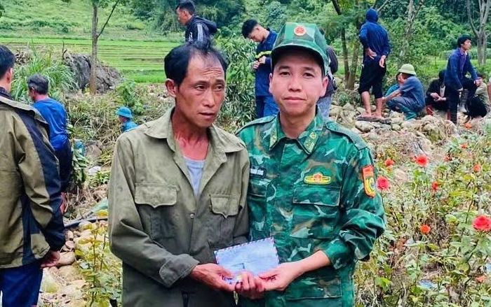 Sau nhiều giờ huy động tổng lực, đến giữa buổi sáng ngày 12/7, lực lượng chức năng đã tìm thấy thi thể anh Vàng A Lừ cách vị trí gặp nạn một khoảng khá xa và bàn giao cho gia đình lo hậu sự theo phong tục địa phương. Ảnh: Đồn Biên phòng Sin Suối Hồ hỗ trợ gia đình nạn nhân.