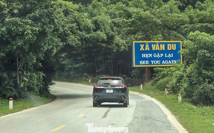 Tuyến đường hiện có 2 làn đường, một số vị trí đã xuống cấp trong khi lưu lượng phương tiện đông đúc.