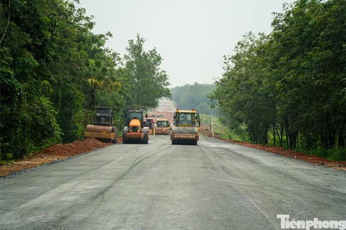 Ghi nhận của PV Tiền Phong cho thấy, các nhà thầu đang đồng loạt triển khai nhiều mũi thi công trên đoạn tuyến qua tỉnh Tây Ninh. Trên công trường, nhiều xe lu, xe rải nhựa, máy đào cùng hàng chục công nhân làm việc liên tục nhằm sớm hoàn thiện đoạn tuyến cuối cùng, từng bước khép kín tuyến đường Hồ Chí Minh qua khu vực phía Nam.