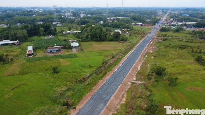 Trong khi đó, khoảng 2 km qua phường Gia Lộc, giáp quốc lộ 22 và đoạn đi qua Khu công nghiệp Thành Thành Công (phường Trảng Bàng) đang được đổ đá cấp phối, thảm nhựa mặt đường.