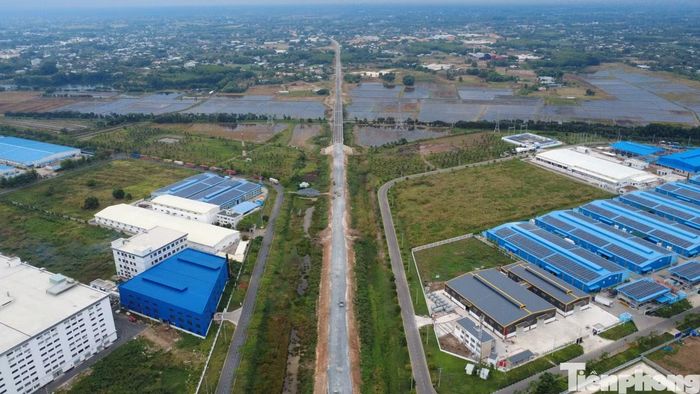 Bên cạnh áp lực về chi phí, các nhà thầu còn gặp khó trong việc tuyển dụng lao động. Nguồn nhân lực xây dựng ngày càng khan hiếm, trong khi chi phí nhân công liên tục tăng khiến việc huy động công nhân phục vụ thi công gặp nhiều trở ngại.