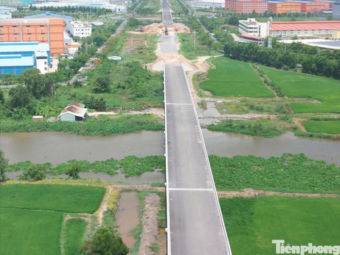 Đại diện chủ đầu tư cho biết, mặc dù giá xăng dầu đã giảm so với giai đoạn trước, nhiều loại vật tư chủ lực, đặc biệt là nhựa đường, vẫn duy trì ở mức cao, khiến chi phí thi công tăng mạnh. "Càng thi công, nhà thầu càng bị hụt vốn, ảnh hưởng trực tiếp đến tiến độ thực hiện dự án", đại diện ban quản lý dự án cho hay.