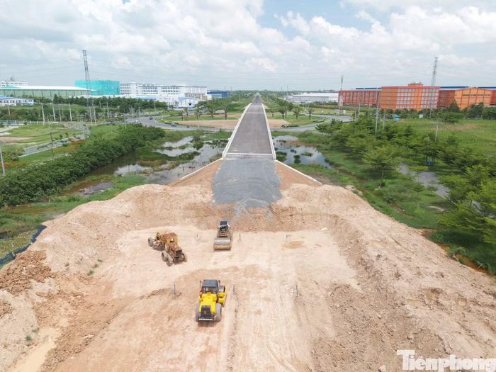 Tại hơn 5 km từ Khu công nghiệp Thành Thành Công đến nút giao quốc lộ 22, máy móc và công nhân đang tập trung xử lý nền đường, hoàn thiện các hạng mục còn lại.
