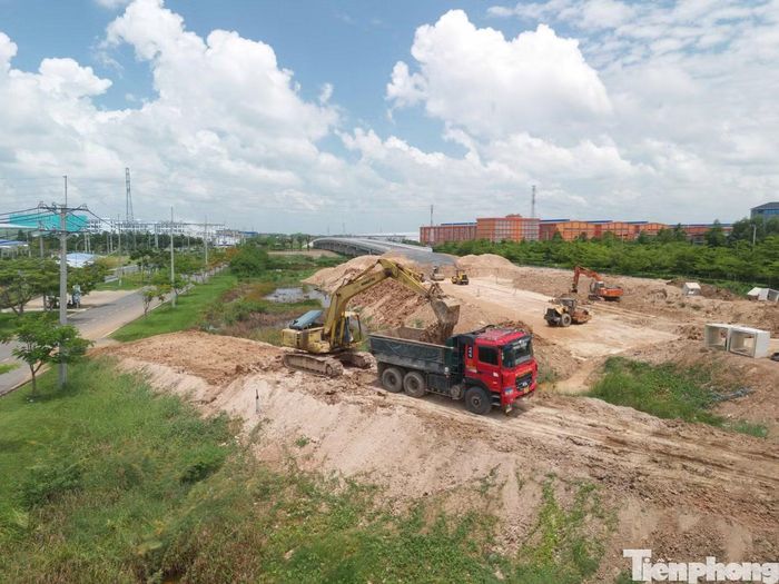 Chủ đầu tư đánh giá mục tiêu hoàn thành dự án trong năm nay vẫn khả thi, tuy nhiên khó có thể rút ngắn tiến độ do các nhà thầu vẫn chịu áp lực lớn về nguồn vốn và nhân lực.