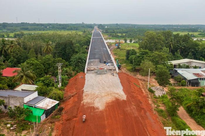 Công trình có tổng mức đầu tư gần 2.300 tỷ đồng, được khởi công từ tháng 11/2023. Theo kế hoạch ban đầu, dự án sẽ hoàn thành vào cuối năm 2025. Tuy nhiên, do gặp nhiều khó khăn trong quá trình triển khai, Bộ Xây dựng đã chấp thuận gia hạn thời gian hoàn thành đến hết tháng 12/2026. Khi đưa vào khai thác, tuyến đường sẽ góp phần kết nối khu vực Đông Nam Bộ, giảm tải cho quốc lộ 22, đồng thời tạo động lực phát triển kinh tế - xã hội giữa TPHCM và tỉnh Tây Ninh.