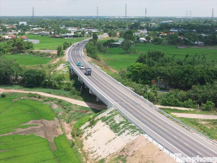 Dù đang được các nhà thầu tăng tốc thi công trên nhiều mũi, dự án đường Hồ Chí Minh đoạn Chơn Thành - Đức Hòa vẫn đối mặt nhiều khó khăn do giá vật liệu xây dựng tăng cao, thiếu hụt nhân lực và đã được Bộ Xây dựng gia hạn thời gian hoàn thành đến cuối năm nay.