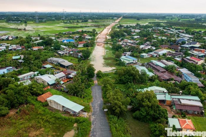 Dự án đường Hồ Chí Minh đoạn Chơn Thành - Đức Hòa có tổng chiều dài hơn 70 km, trong đó đoạn qua TPHCM dài gần 31 km và đoạn qua tỉnh Tây Ninh dài gần 42 km.