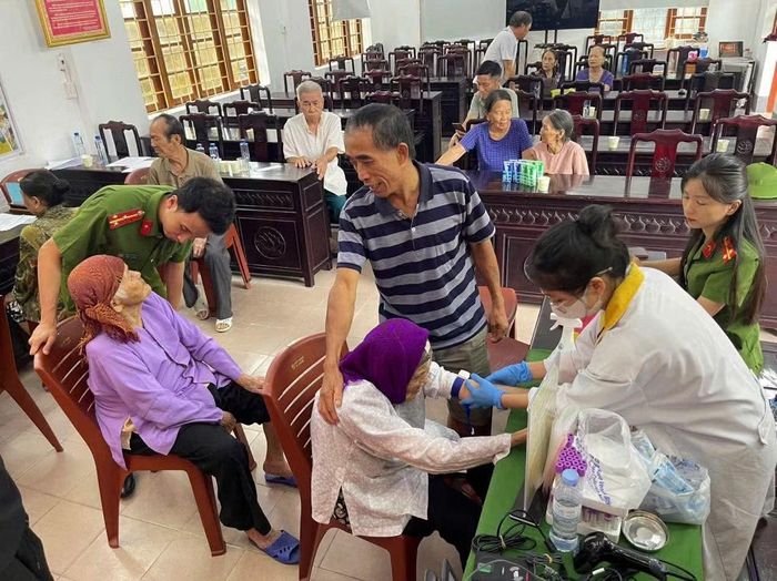 Cụ bà Bùi Thị Tam và Bùi Thị Tứ xúc động khi được hỗ trợ thu nhận mẫu vật phẩm ADN.