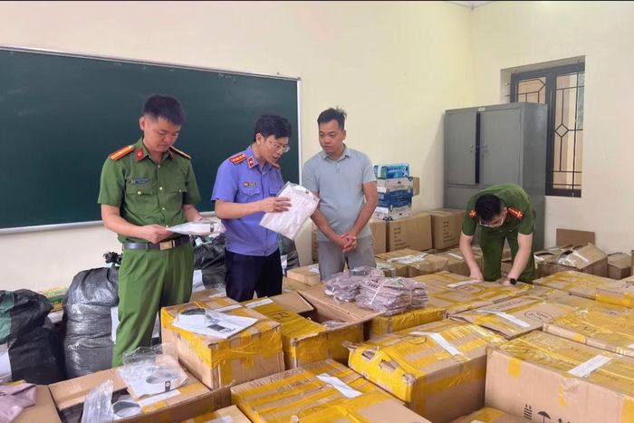 Các lực lượng chức năng kiểm tra số hàng giả đối tượng Nguyễn Mạnh Cường sản xuất.