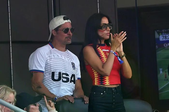 Ngày 10/7 (giờ địa phương), Brad Pitt cùng bạn gái Ines de Ramon có mặt trên khán đài sân Los Angeles để theo dõi trận tứ kết World Cup 2026 giữa Tây Ban Nha và Bỉ. Nam diễn viên diện áo đấu tuyển Mỹ, trong khi Ines de Ramon chọn trang phục mang màu sắc của tuyển Tây Ban Nha.