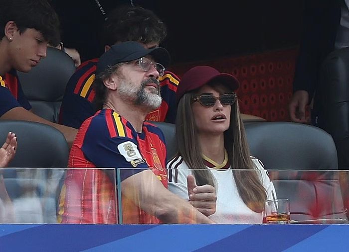 Vợ chồng Penélope Cruz và Javier Bardem có mặt từ sớm trên khán đài, hòa vào bầu không khí cuồng nhiệt của người hâm mộ Tây Ban Nha trong trận tứ kết tại Los Angeles, Mỹ.