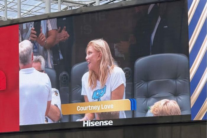 Ca sĩ Courtney Love góp mặt trong khu vực khán đài VIP theo dõi trận tứ kết World Cup 2026 giữa Tây Ban Nha và Bỉ. Sự xuất hiện của giọng ca người Mỹ cùng nhiều ngôi sao điện ảnh, âm nhạc góp phần biến trận đấu tại Los Angeles thành một trong những sự kiện quy tụ nhiều người nổi tiếng nhất kể từ đầu giải.