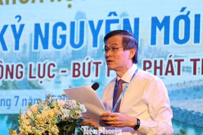 PGS, TS. Đoàn Minh Huấn phát biểu.