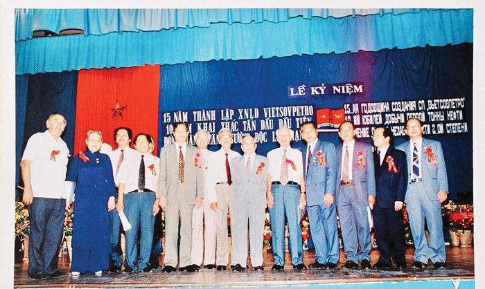 Ông Jalal Mammadov (ngoài cùng bên trái) và ông Ngô Thường San (thứ tư từ phải sang) trong Lễ kỷ niệm 15 năm thành lập Vietsovpetro năm 1996 (ảnh do ông Ngô Thường San cung cấp)