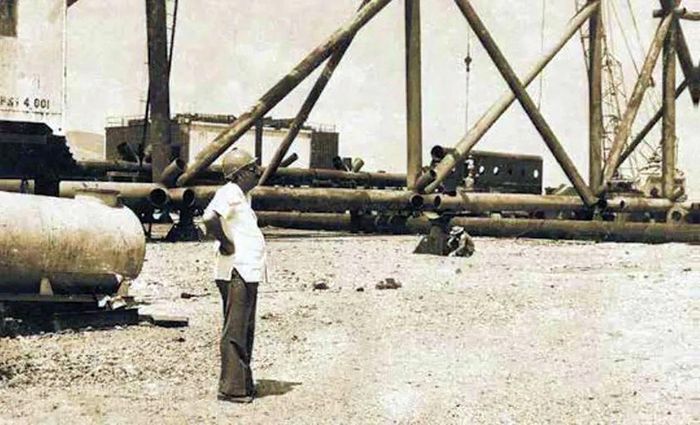 Ông Jalal Mammadov tại công trường xây dựng giàn khoan tại Vũng Tàu (ảnh do Đại sứ quán Azerbaijan tại Hà Nội cung cấp)