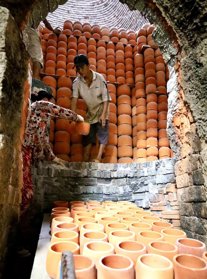 Sản phẩm gạch, gốm tại Làng gạch gốm Mang Thít không chỉ cung ứng cho khu vực mà còn xuất khẩu.