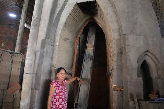  Bà Nguyễn Thị Nhỏ cho biết do không có nguyên liệu nên hai lò gạch truyền thống của gia đình phải ngưng hoạt động nhiều tháng qua. 