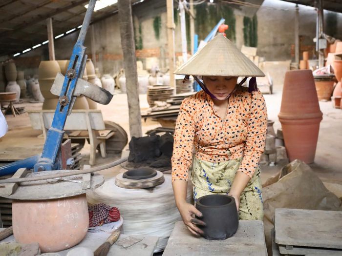 Từ bàn tay khéo léo người thợ làm nên những bình gốm xinh xắn.