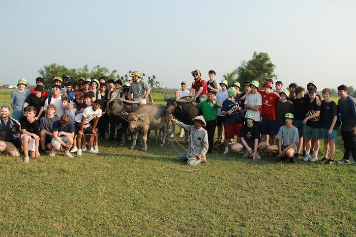 Đoàn giáo viên, học sinh Trường Trung học Oakhill College (Sydney, bang New South Wales, Australia) trải nghiệm cưỡi trâu cùng ông Nhiên.