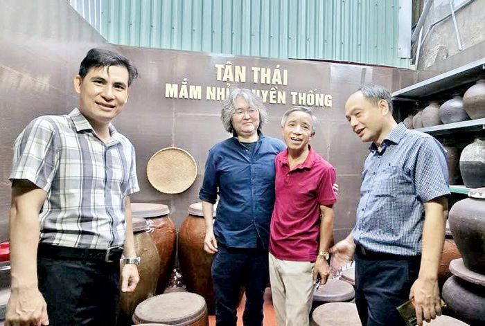 Các chuyên gia Nhật Bản trong lĩnh vực công nghệ lên men tìm hiểu giá trị của mắm Tân Thái dưới góc độ khoa học