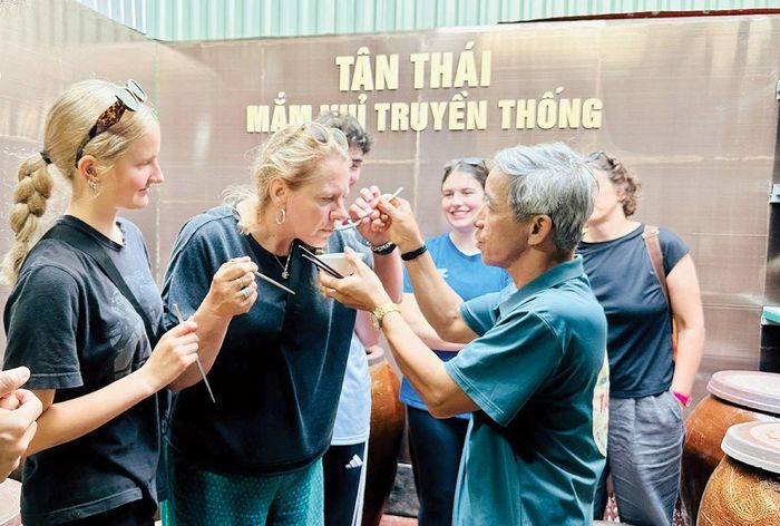 Nhiều du khách quốc tế thích thú và ấn tượng với loại nước mắm truyền thống