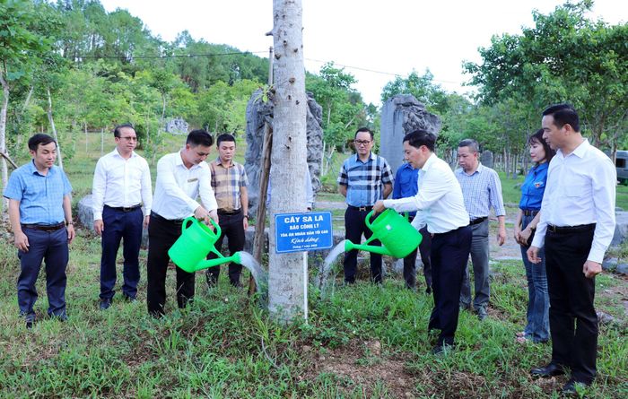 Tổng Biên tập Trần Đức Vinh và Giám đốc Ban Quản lý Khu di tích Ngã ba Đồng Lộc và Khu tưởng niệm Lý Tự Trọng Đặng Quốc Vũ tưới nước cây Sala trong khuôn viên Khu di tích lịch sử quốc gia đặc biệt Ngã ba Đồng Lộc.