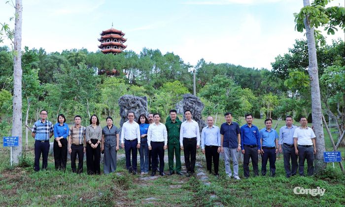 Đoàn Báo Công lý chụp ảnh lưu niệm bên 2 cây sala.