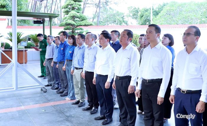 Đoàn tưởng niệm trước Khu mộ 10 nữ anh hùng liệt sĩ thanh niên xung phong Ngã ba Đồng Lộc.