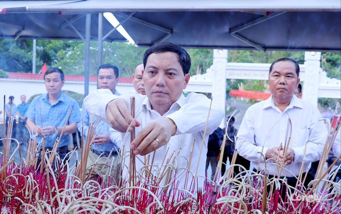 Đồng chí Trần Đức Vinh dâng hương tưởng niệm các anh hùng liệt sĩ.