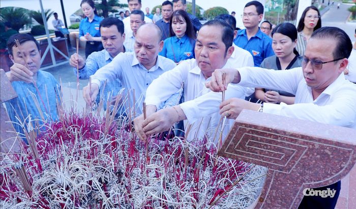 Đồng chí Trần Ngọc Sơn, Chánh án TAND tỉnh Hà Tĩnh dâng hương tưởng niệm các anh hùng liệt sĩ.