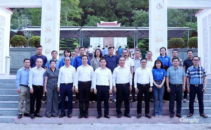 Đoàn Báo Công lý chụp ảnh lưu niệm tại Khu di tích lịch sử quốc gia đặc biệt Ngã ba Đồng Lộc.
