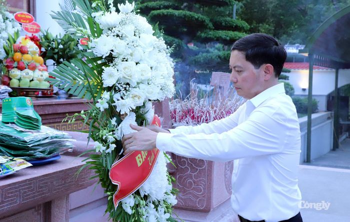 Tổng Biên tập Trần Đức Vinh dâng hoa tại Khu mộ 10 nữ anh hùng liệt sĩ thanh niên xung phong Ngã ba Đồng Lộc.