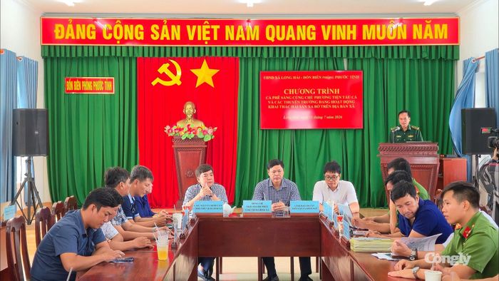 Thượng tá Trương Huy Phương, Đồn trưởng Đồn Biên phòng Phước Tỉnh thông tin đến bà con ngư dân một số vấn đề về tình hình trên biển, công tác bảo vệ chủ quyền biển, đảo và đấu tranh chống khai thác IUU của các cơ quan chức năng.