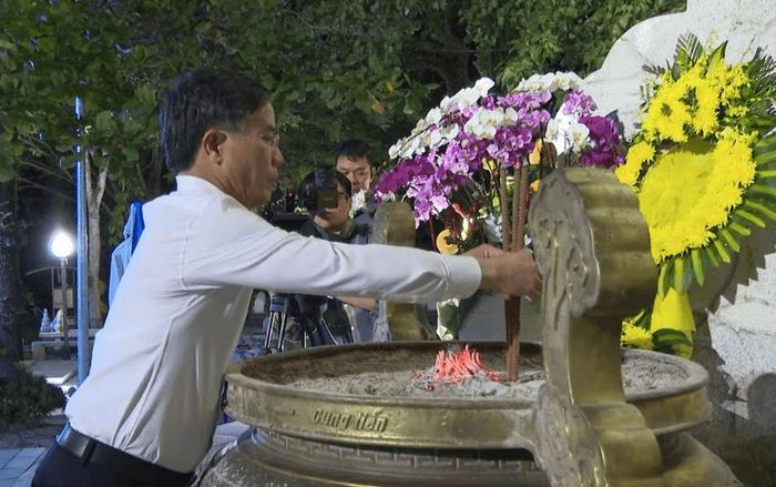 Thống đốc Ngân hàng Nhà Nước Việt Nam Phạm Đức Ấn dâng hương tưởng niệm các Anh hùng liệt sĩ. (Ảnh: Báo PLVN)