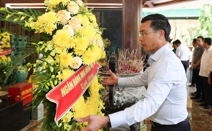 Đồng chí Phạm Đức Ấn, Ủy viên Trung ương Đảng, Thống đốc Ngân hàng Nhà nước Việt Nam cùng các thành viên trong đoàn và lãnh đạo tỉnh Hà Tĩnh tới dâng hoa, dâng hương tại Khu di tích Ngã ba Đồng Lộc. (Ảnh Đình Nhất)