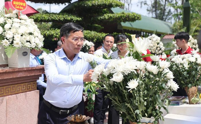 Thống đốc Ngân hàng Nhà nước Việt Nam Phạm Đức Ấn dâng hương tưởng niệm các anh hùng liệt sĩ và dâng hoa lên phần mộ 10 nữ anh hùng liệt sĩ TNXP. (Ảnh Đình Nhất)