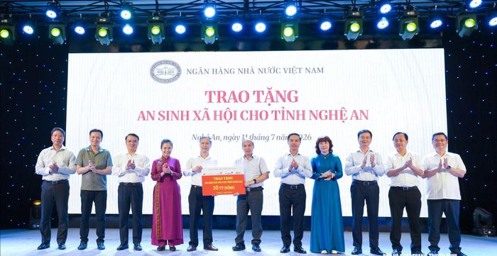 Ngân hàng Nhà nước Việt Nam trao tặng tỉnh Nghệ An 10 tỷ đồng hỗ trợ an sinh xã hội. Ảnh: Mai Hoa