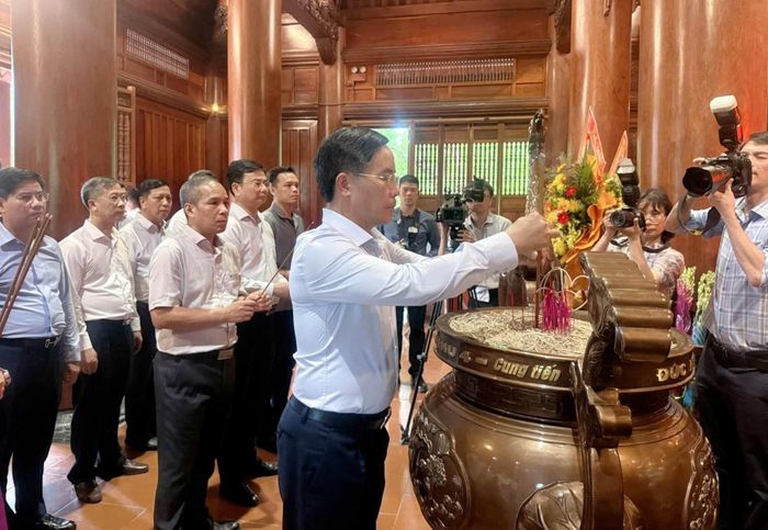 Ủy viên Trung ương Đảng, Thống đốc Ngân hàng Nhà nước Việt Nam Phạm Đức Ấn dâng hoa, dâng hương tưởng niệm Chủ tịch Hồ Chí Minh.