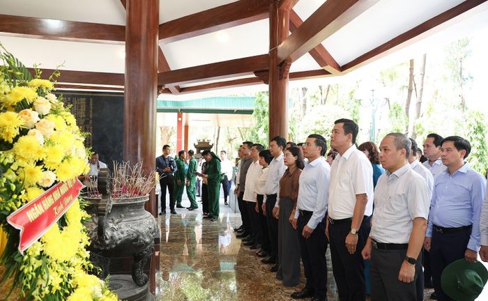 Đồng chí Phạm Đức Ấn, Ủy viên Trung ương Đảng, Thống đốc Ngân hàng Nhà nước Việt Nam và lãnh đạo tỉnh Hà Tĩnh đã đến dâng hương tại Nhà bia tưởng niệm liệt sỹ TNXP toàn quốc - nơi ghi danh hơn 4.000 liệt sỹ TNXP trên cả nước. (Ảnh Đình Nhất)