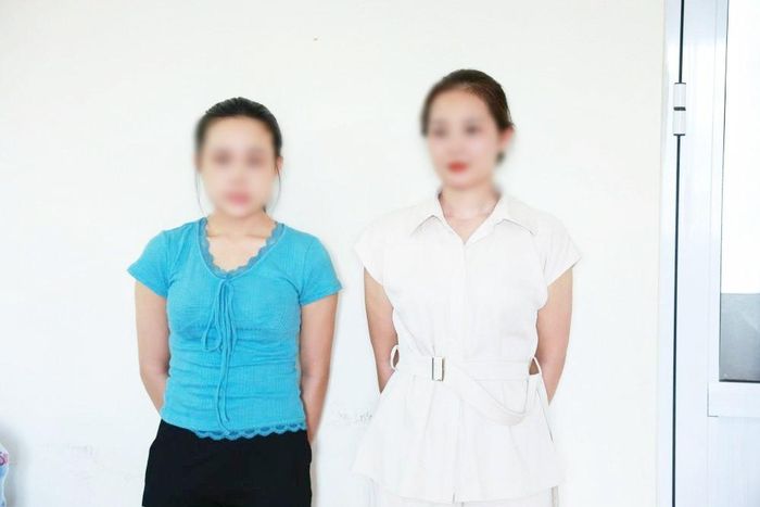 Cơ quan Cảnh sát điều tra Công an tỉnh Hà Tĩnh đã khởi tố vụ án, khởi tố 2 bị can là Nguyễn Thị Thảo (áo trắng) và Vi Thị Nụ về tội “Môi giới mại dâm”. (Ảnh Công an Hà Tĩnh)